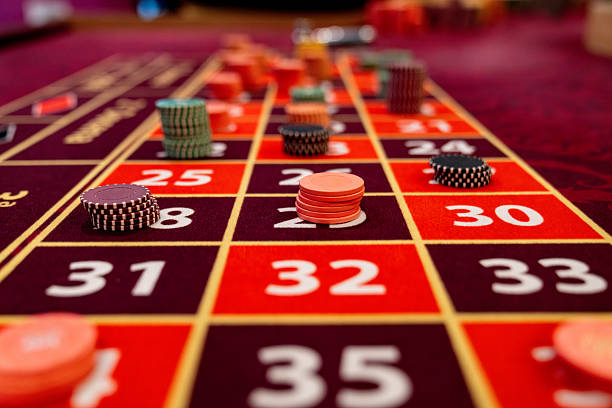 Pretty Gaming live-dealer table displayed on mobile phone screen with real dealer visible